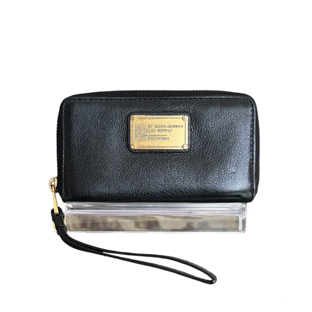 Marc Jacobs Black‎ Leather Classic Q Wingman Wristlet Wallet .